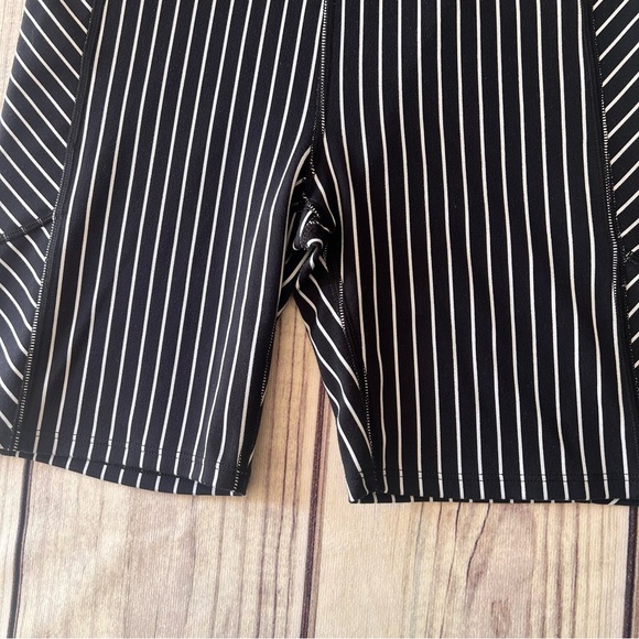 Victorias Secret On Point Flow Black & White Striped Athletic Bike Shorts - Picture 3 of 10